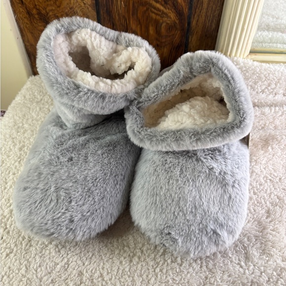 Compass Sherpa High Top Cozy Gray Faux Fur Slippers One size fit most - Picture 1 of 7